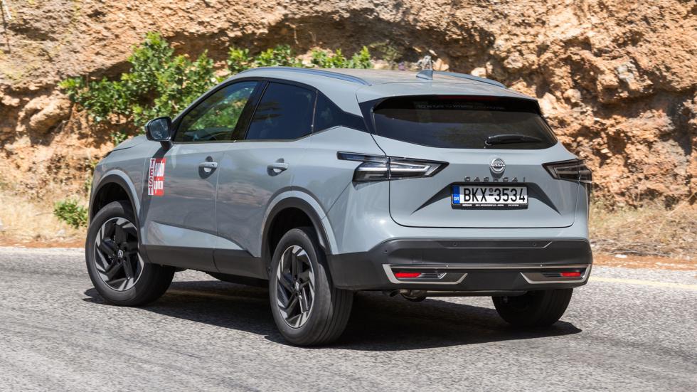 Η ανάρτηση του Nissan Qashqai χωρίς να έχει μαλακό -ούτε και σφιχτό πάντως- setup λειτουργεί υποδειγματικά, σιδερώνοντας τις ανωμαλίες του δρόμου και παράλληλα δίχως να παράγει κραδασμούς ή θορύβους π