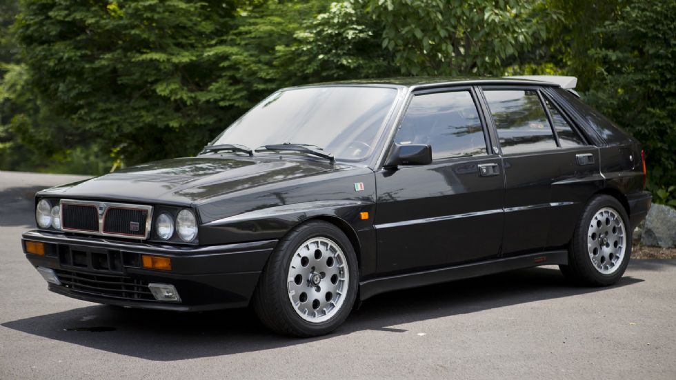 Το 1989 η Lancia παρουσιάζει την επική «HF Integrale 16v» με φαρδύτερο αμάξωμα και στήσιμο βγαλμένο από τις ειδικές διαδρομές.