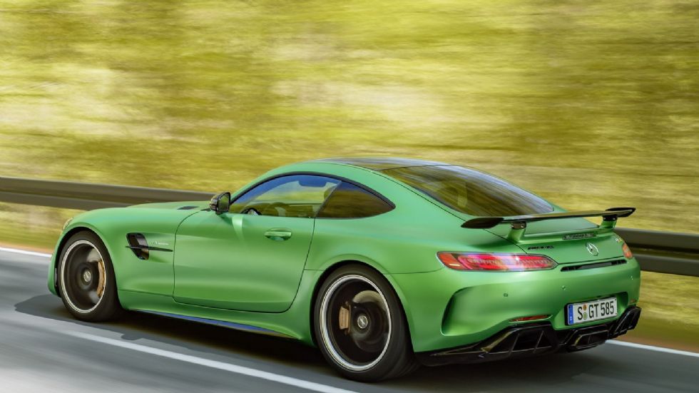 Η Mercedes-AMG GT R κάνει το 0-100 χλμ./ώρα σε 3,6 δλ., όντας ταχύτερη κατά 0,2 δλ. από την GT S. Ελαφρώς υψηλότερη είναι και η τελική ταχύτητα, ανεβαίνοντας από τα 310 στα 318 χλμ./ώρα.