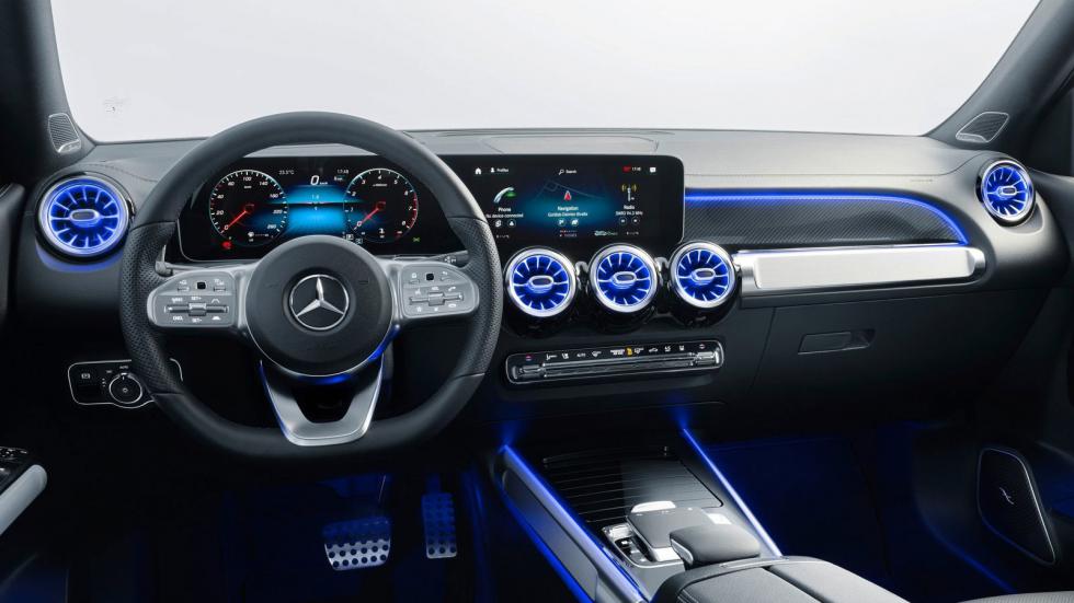 Στο εσωτερικό της Mercedes GLB υπάρχει η προσδοκώμενη αίσθηση ποιότητας, πολυτέλειας και στιβαρότητας, αλλά σίγουρα τις εντυπώσεις κλέβει το σύστημα MBUX (Mercedes-Benz User Experience), που λειτουργε