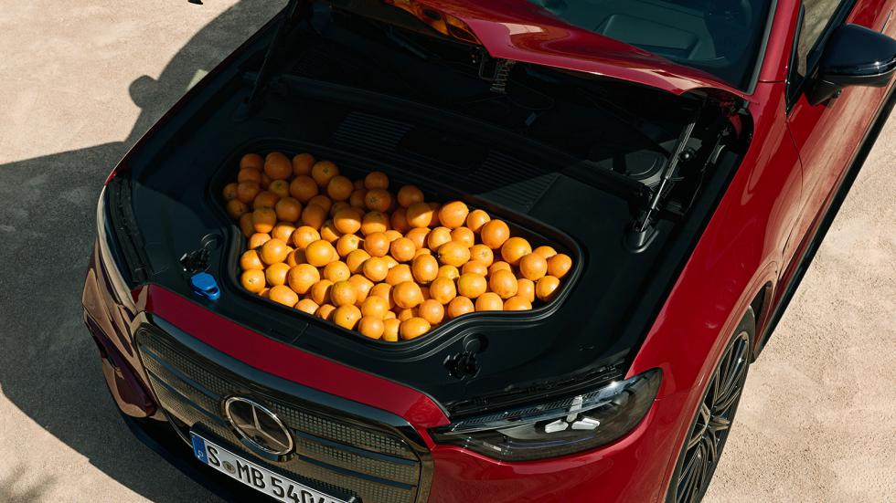 Ως αμιγώς ηλεκτρικό αυτοκίνητο η νέα Mercedes GLC έχει και έξτρα 100 λίτρα χώρου αποσκευών στο frunk, μπροστά στο καπό.