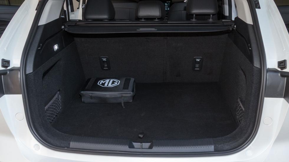 Ελαφρώς μειωμένη και μέτρια για την κατηγορία των μεσαίων SUV είναι η χωρητικότητα στο πορτ-μπαγκάζ του νέου MG HS PHEV+.