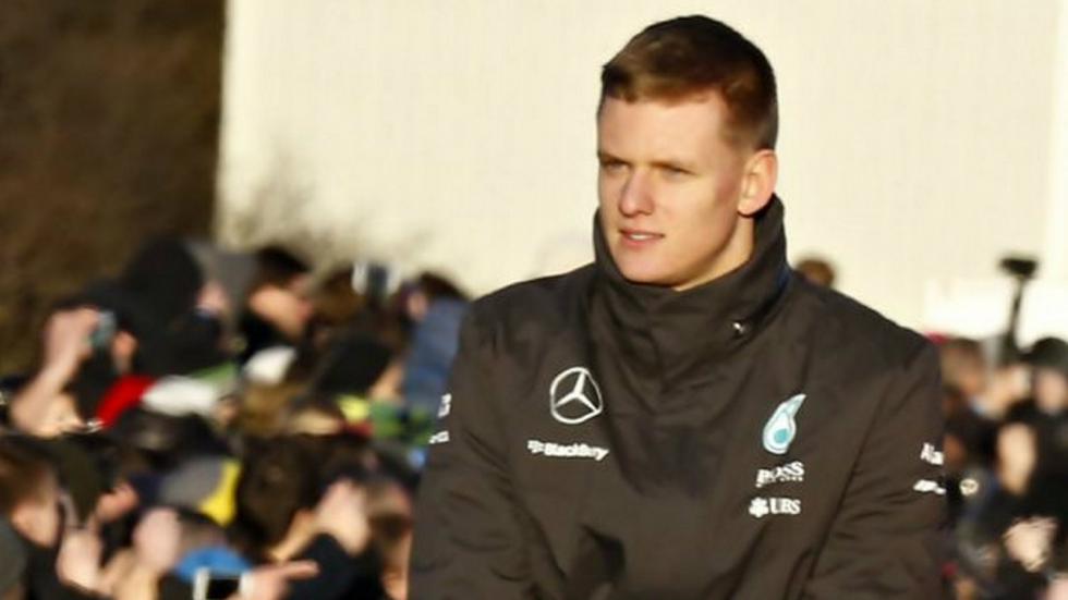 Ο Mick Schumacher, σε εορταστική εκδήλωση στη Γερμανία, φορώντας το τζάκετ της Mercedes F1.