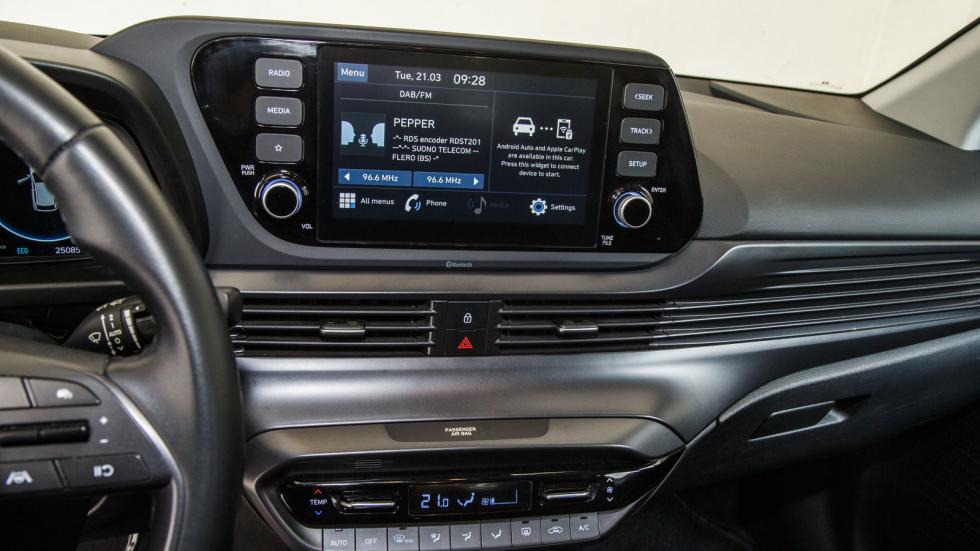 Η 8άρα οθόνη του i20 υποστηρίζει συνδεσιμότητα σε Android Auto και Apple CarPlay.