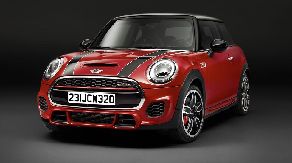 Το νέο MINI JCW φέρει ένα 2λιτρο turbo σύνολο απόδοσης 231 ίππων και 320 Nm. Συνδυαζόμενο με το 6άρι μηχανικό κιβώτιο, επιτρέπει στο ΜΙΝΙ να κάνει το 0-100 σε 6,3 δλ., έχοντας μέση κατανάλωση 6,7 λτ./