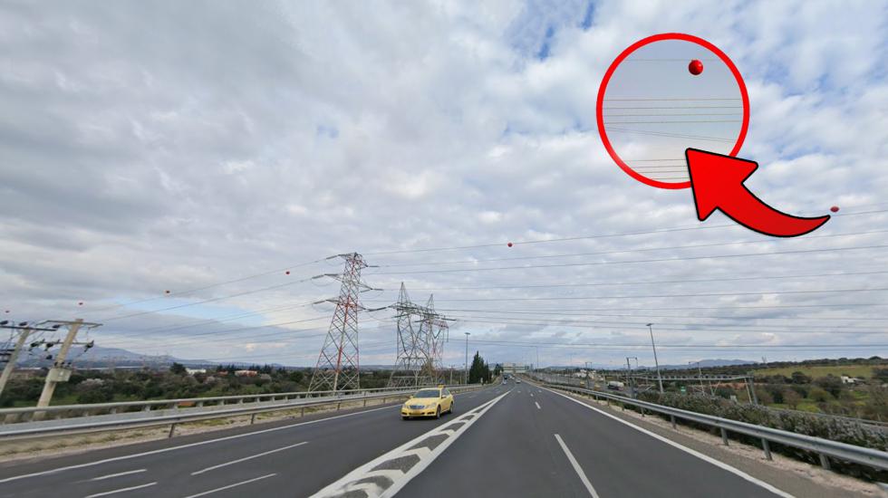Γιατί τα καλώδια ρεύματος δίπλα στην Αττική Οδό έχουν πάνω μπάλες;