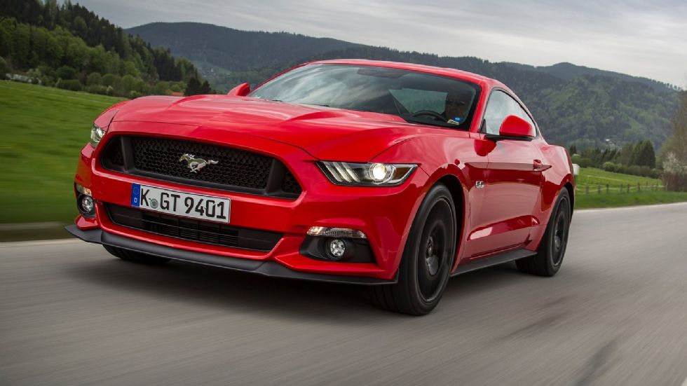 Η Ford Mustang ήταν για το 2015 το sports coupe όχημα με τις περισσότερες πωλήσεις και το μοναδικό που έσπασε το φράγμα των 100.000 πωλήσεων.