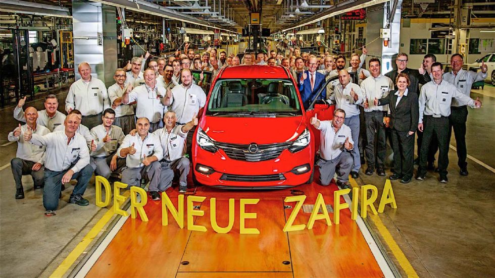 Ένα Zafira σε απόχρωση magma red με πακέτο OPC line βγήκε πρώτο από τη γραμμή παραγωγής.