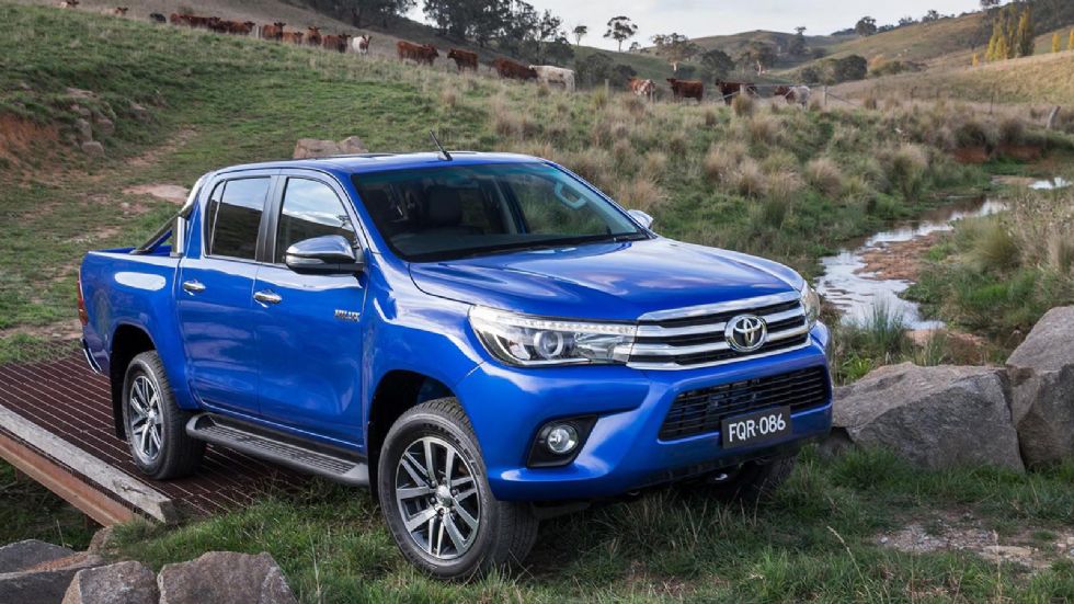 Το νέο Toyota Hilux διαθέτει νέο πλαίσιο και καινούργια ανάρτηση, με αναβαθμισμένα φύλλα σούστας και αμορτισέρ, η οποία θα διατίθεται σε τρεις προδιαγραφές: standard, heavy duty και comfort.