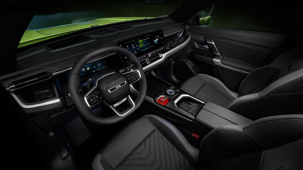 Το εσωτερικό του νέου Jeep Compass είναι και αυτό πιο σύγχρονο σε εμφάνιση και στοιχεία, ενώ προσφέρει καλύτερη εργονομία και αναβαθμισμένο επίπεδο ποιότητας. 