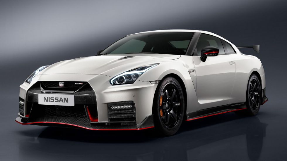 Η Nismo εκδοχή του GT-R έχει διατηρήσει την σχεδιαστική γραμμή της μπροστινής γρίλιας και του προφυλακτήρα, από το facelift μοντέλο της «απλής» έκδοσης.