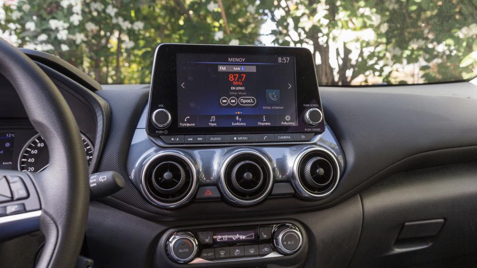 Από την 2η εξοπλιστική έκδοση Acenta βλέπουμε στο B-SUV της Nissan 8άρα touchscreen για το infotainment.