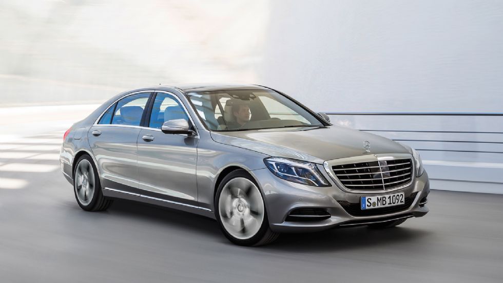 Από την κορυφαία S-Class αντλεί τη σχεδίασή της η Mercedes C-Class, δείχνοντας σαν μια μικρογραφία της.