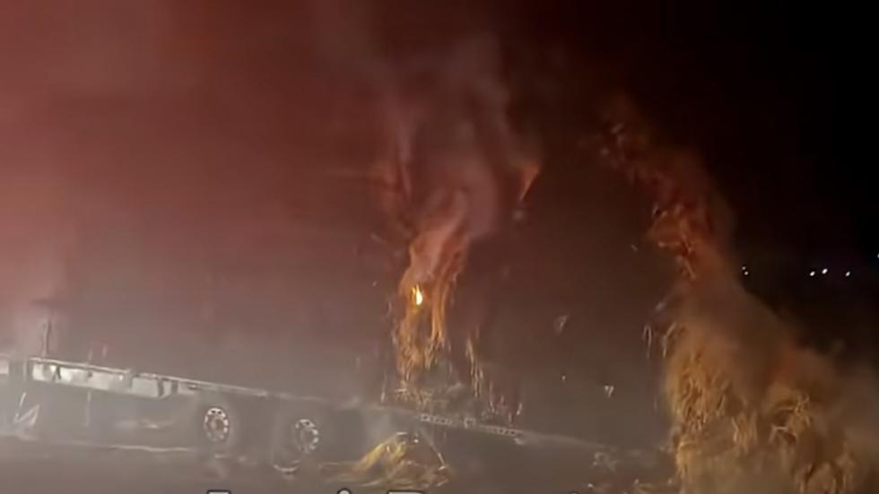 Νταλίκα με άχυρα έπιασε φωτιά στον Ε65 – Προσωρινά διακόπηκε η κυκλοφορία
