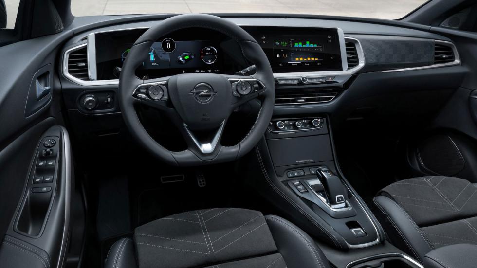 To Pure Panel, που ενσωματώνει τις δύο ψηφιακές οθόνες, ξεχωρίζει πλέον στο ποιοτικό, καλοφινιρισμένο και πρακτικό εσωτερικό του Opel Grandland.