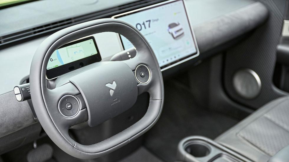 Το cockpit είναι απλό, αλλά κομψό, και αντί για το καρτούν τώρα υπάρχει η ψηφιακή συνοδηγός Lumo.