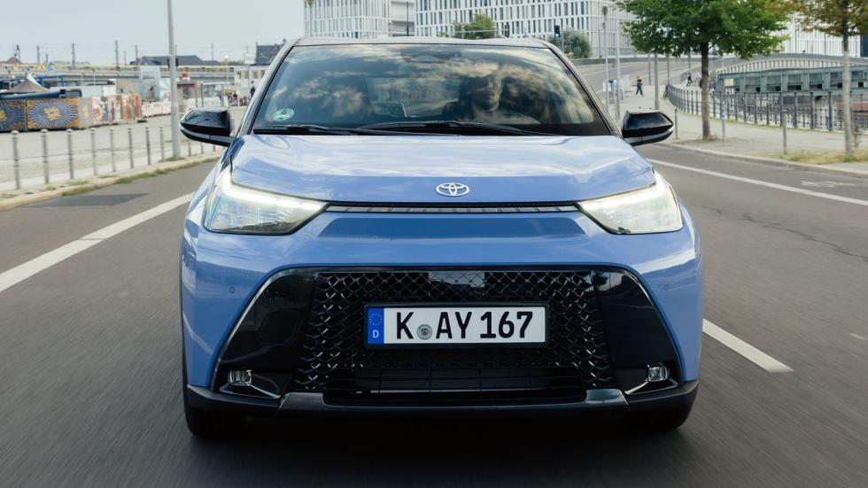 Το ανανεωμένο Toyota Aygo X γίνεται το πρώτο μοντέλο του A segment που αποκτά full υβριδική τεχνολογία κίνησης.