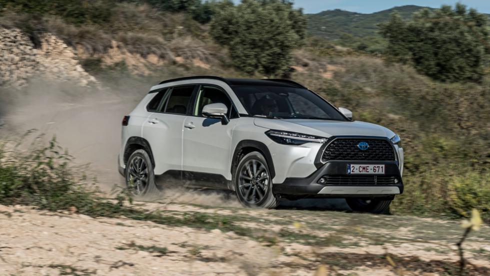 Οδηγούμε: Νέα Toyota Corolla Cross | Υβριδικό SUV που «καίει» 5 λτ.