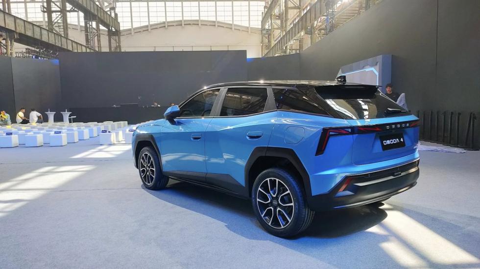 Το Omoda 4 διαθέτει ένα crossover αμάξωμα και υιοθετεί μια σχεδιαστική γραμμή με έντονες γωνίες σε πολλές επιφάνειες, εμπνευσμένη από video games.