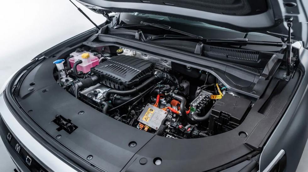 Τo Plug-in υβριδικό κινητήριο σύνολο του Omoda 9 SHS αποτελείται από έναν τούρμπο βενζινοκινητήρα 1,5 λίτρων και δύο ηλεκτροκινητήρες, έναν ανά άξονα.