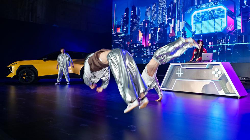 Η Omoda Dream Day είχε νεανικό vibe σε ένα σκηνικό που θύμιζε πάρτυ. Live DJ sets, break dance, roller dancing και guest παρουσία της Mornine και του Argos, των AI ρομπότ της AIMOGA. 