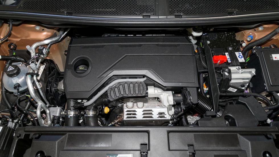 Ο κινητήρας των 1,2 λτ. του Opel Grandland με το ήπια υβριδικό σύστημα, του εξασφαλίζει καλές τιμές επιδόσεων και ιδιαίτερα καλούς χρόνους προσπέρασης, ενώ παράλληλα του επιτρέπει να διακριθεί και στο