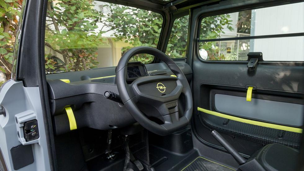 Η μικρή καμπίνα του Opel Rocks-e προσφέρει χώρους για 2 επιβάτες και χώρο για τις τσάντες ή τα σακίδιά τους. 