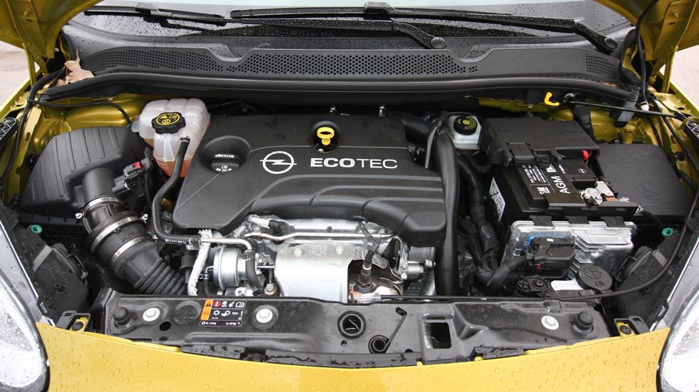 Κάτω από το καπό του ADAM Rocks υπάρχει το νέο δημιούργημα της Opel, ο νέος 3κυλινδρος turbo κινητήρας 1,0 λτ. που αποδίδει 115 ίππους.