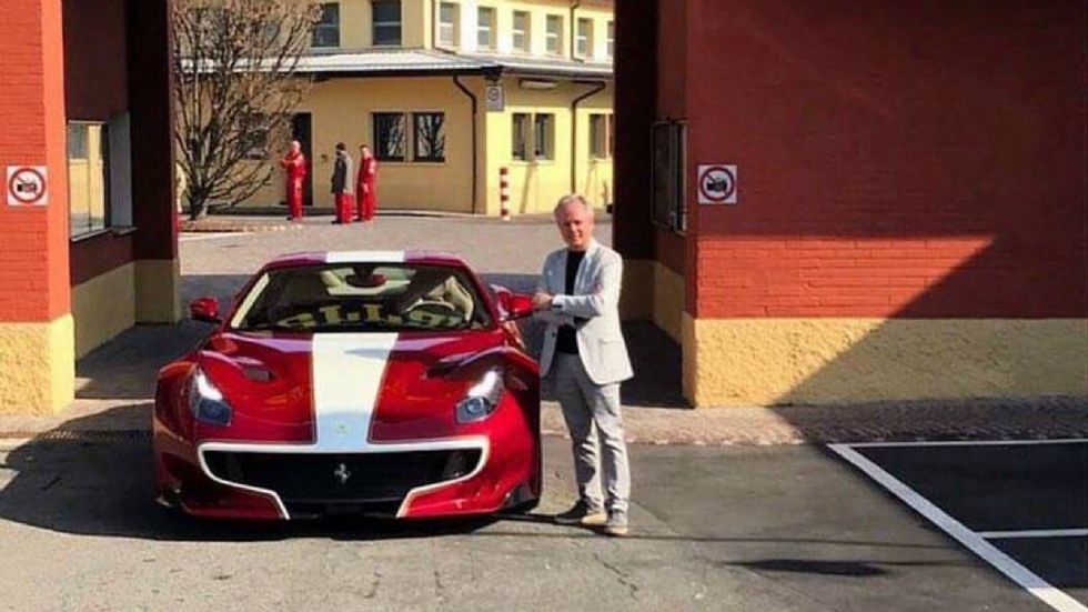 O Horacio Pagani ποζάροντας περήφανος μπροστά στο νέο του απόκτημα. 