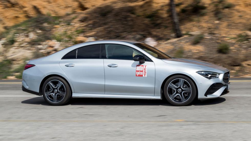 Η σφιχτή ανάρτηση της Mercedes CLA περιορίζει την άνεση ιδιαίτερα σε έντονες και διαδοχικές ανωμαλίες, διαμορφώνει ωστόσο ένα πιο οδηγοκεντρικό και ευχάριστο προφίλ.