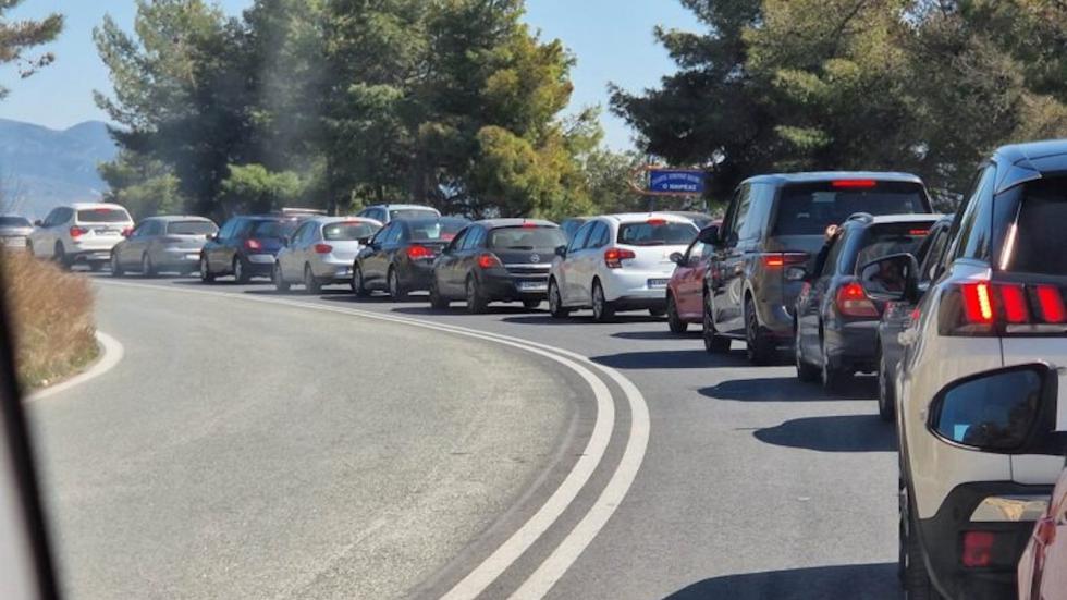 Η κίνηση που “καίει” τις διακοπές: Τα 10 σημεία-εφιάλτης για τους εκδρομείς στην Ελλάδα
