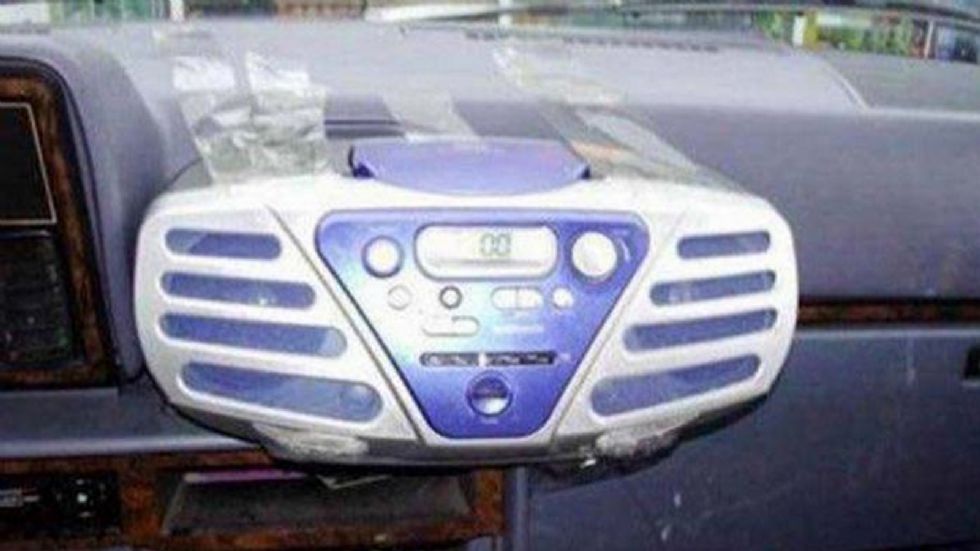Αν χαλάσει το ηχοσύστημα του αυτοκινήτου σας, μην σας πάρει από κάτω. Υπάρχει λύση και μάλιστα βρίσκεται μέσα στα μάτια σας…
