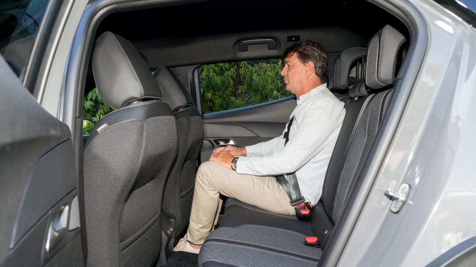 Το Peugeot 2008 προσφέρει μπόλικο χώρο για τα γόνατα (15,5 εκ.) και τα κεφάλια βολεύοντας με άνεση ακόμα και υψηλόσωμους επιβάτες.