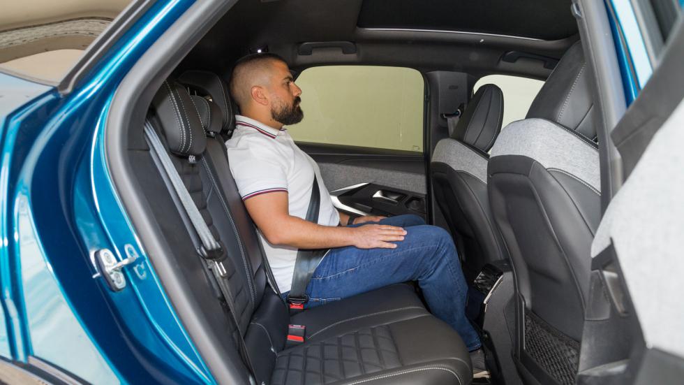 Το Peugeot 3008 έχει το φαρδύτερο πίσω κάθισμα σε ολόκληρη την κατηγορία των οικογενειακών SUV (143 εκ.).