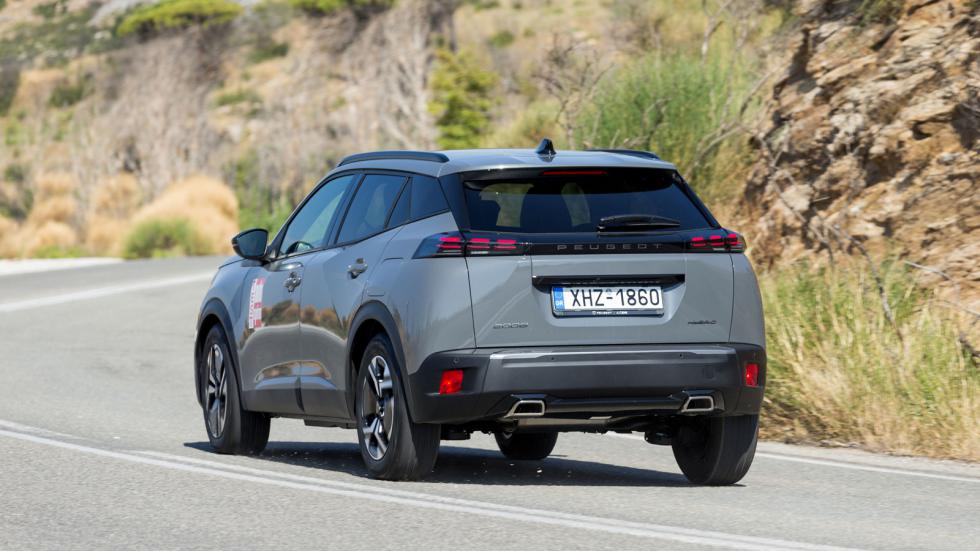 Το εξαιρετικό πλαίσιο του Peugeot 2008 συνδυάζεται με μια καλοκουρδισμένη ανάρτηση, που είναι όσο σφιχτή πρέπει για να προσφέρει προβλέψιμη συμπεριφορά και συγκρατημένη κλίση, αλλά και όσο απορροφητικ