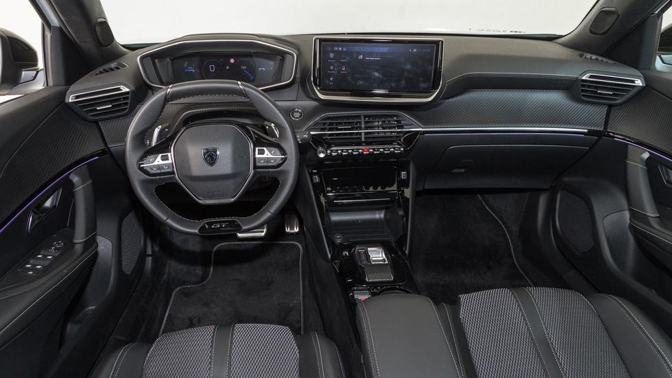 Το εσωτερικό του Peugeot 2008 παραπέμπει σχεδιαστικά σε αυτό του 208 και είναι κι αυτό σύγχρονο, κομψό και πολύ καλό ποιοτικά.