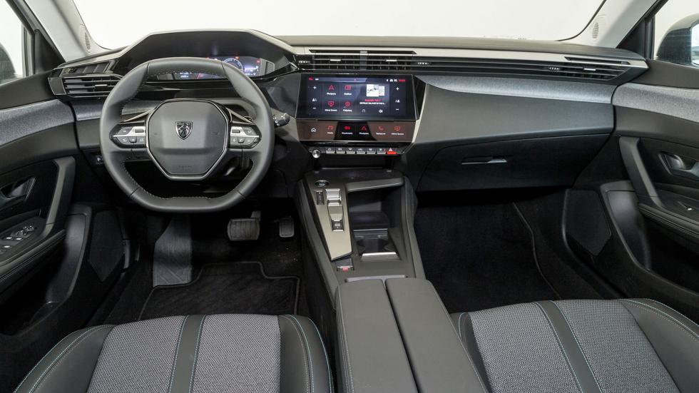 Πολύ καλή ποιότητα κατασκευής, σύγχρονη εικόνα και πλούσιο εξοπλισμό προβάλλει το Peugeot 308 στο εσωτερικό του. 