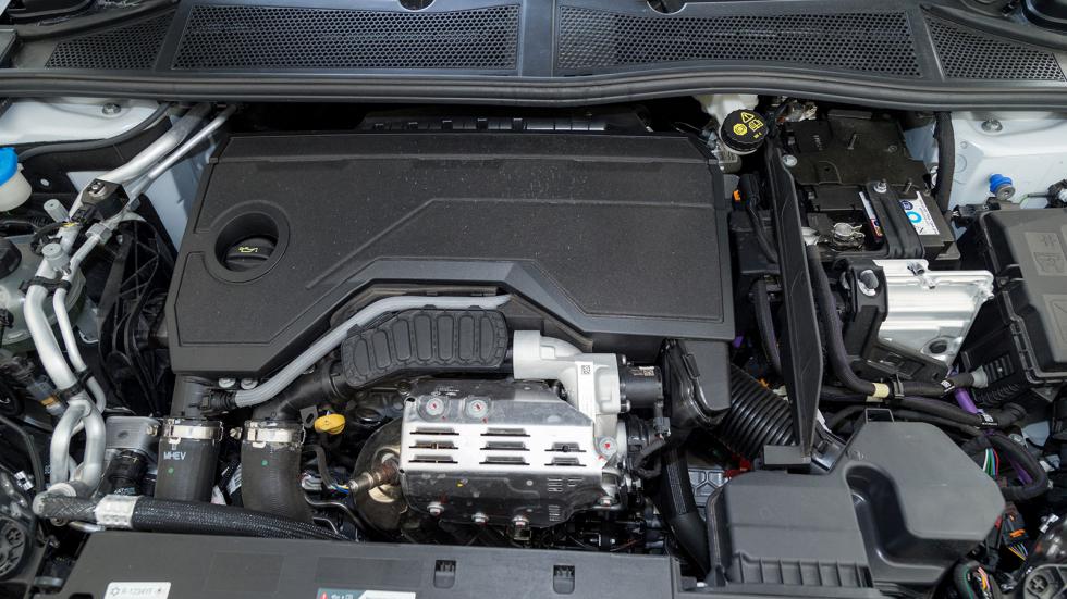 Στις πιο ενδιαφέρουσες εκδόσεις τους, και τα 3 μοντέλα της Peugeot κάτω από τις 30.000 ευρώ εφοδιάζονται με το αποδοτικό και ικανό ήπια υβριδικό σύνολο των 145 ίππων και αυτόματο κιβώτιο διπλού συμπλέ