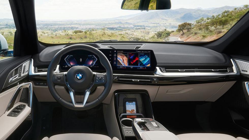 Στο εσωτερικό της BMW X1 η οι τεχνολογίες αιχμής συνδυάζονται με την κορυφαία ποιότητα κατασκευής, με μόνη ουσιαστική ένσταση την απουσία περιστροφικού χειριστηρίου στην κονσόλα.
