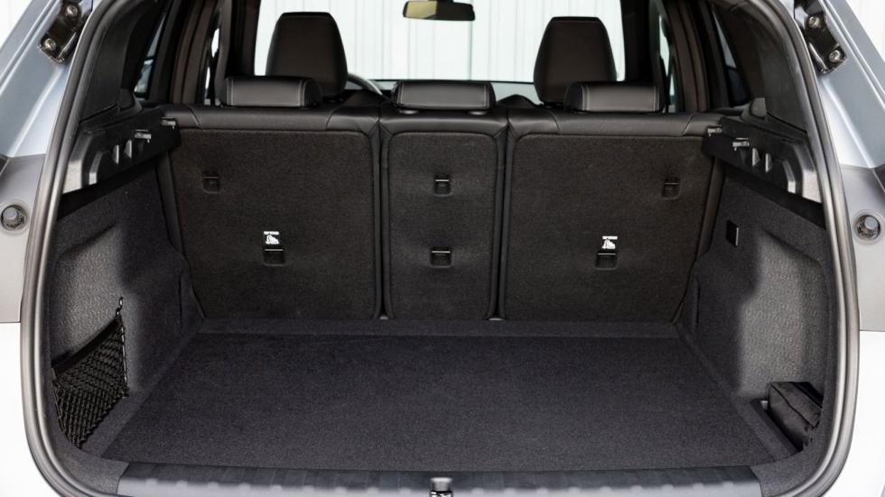 Με 495 λίτρα χώρο αποσκευών, η Plug-in υβριδική BMW X1 έχει συγκριτικό πλεονέκτημα απέναντι στα άλλα δύο μοντέλα.