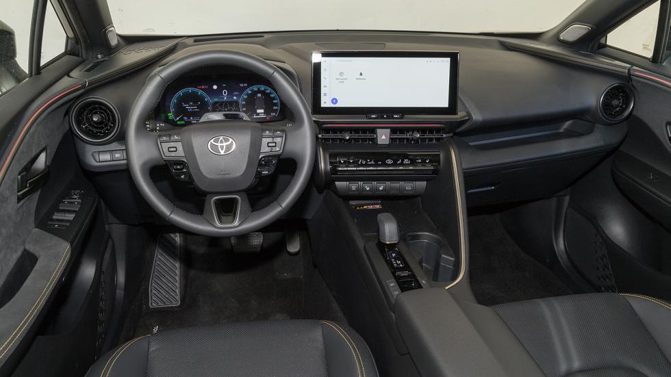 Η νέα γενιά του Toyota C-HR έχει ανέβει επίπεδα ως προς την ποιότητα των υλικών, με την μεγάλη οθόνη των 12,3 ιντσών να προστίθεται σε 2ο εξοπλιστικό επίπεδο.