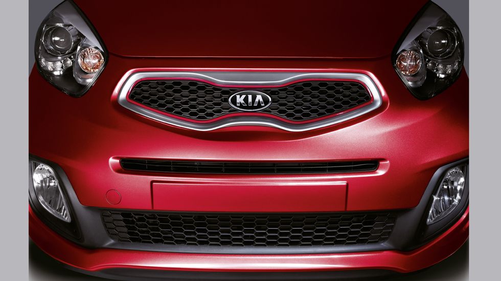 Η μάσκα του Kia Picanto 1.2 λτ. EX Sport 5d φέρει κόκκινο περίγραμμα, ενώ στον σπορ προφυλακτήρα φιλοξενούνται προβολείς ομίχλης.