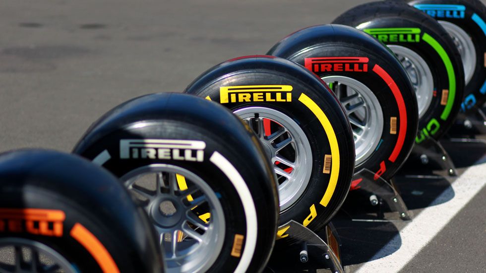 Mοναδική αλλαγή, για τα ελαστικά της Pirelli, το -διακριτικό- πορτοκαλί χρώμα της σκληρής γόμας. 