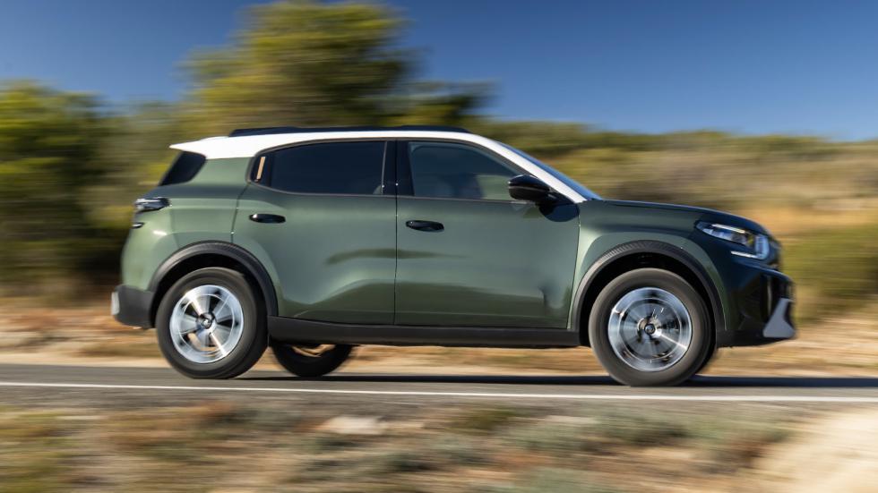 Το νέο Citroen C3 Aircross μεγάλωσε και έχει μήκος 4,39 μέτρα, πλάτος 1,79 μέτρα, ύψος 1,66 μέτρα και μεταξόνιο 2,67 μέτρα. Επίσης διαθέτει περισσότερα από 20 εκ. απόσταση από το έδαφος και για πρώτη 