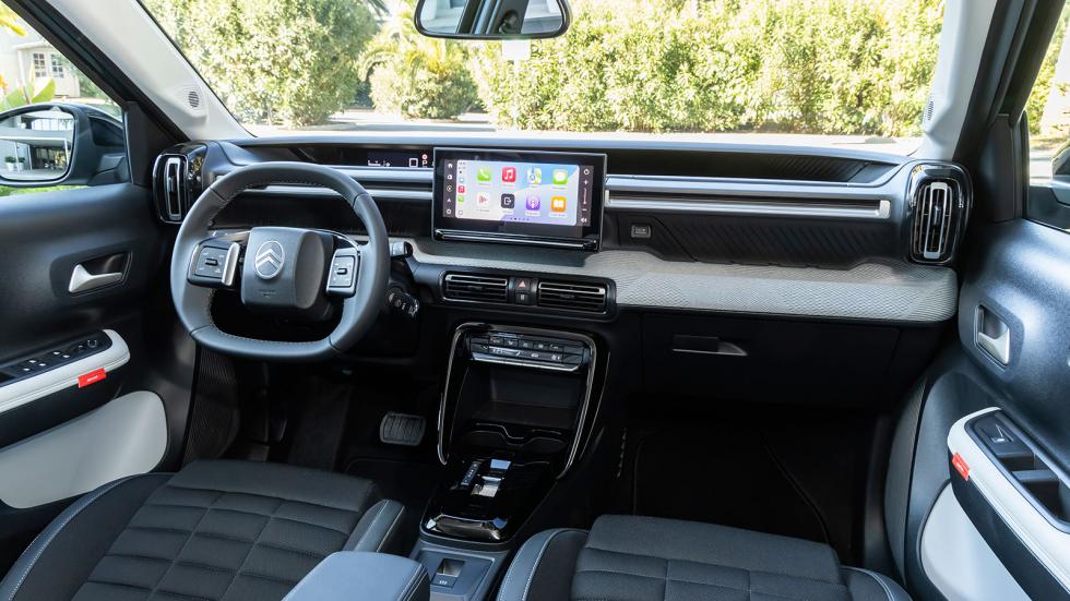 Το εσωτερικό του Citroen C3 Aircross ακολουθεί τη σχεδιαστική φιλοσοφία C-Zen Lounge της Citroen, προσανατολισμένη στην άνεση και τη λειτουργικότητα. Το ταμπλό έχει οριζόντια σχεδίαση τριών επιπέδων, 