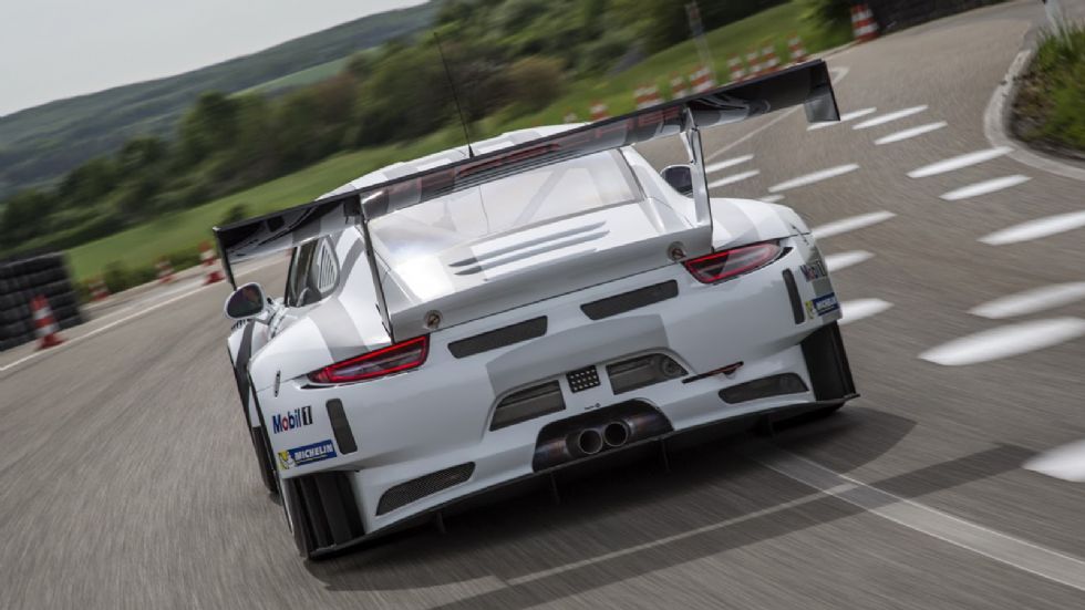 Είτε το πιστεύετε είτε όχι, η πίσω αεροτομή της Porsche 911 GT3 R έχει μήκος 2 μέτρων και πλάτος 40 εκ.