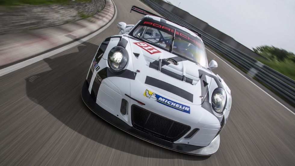 Κάτω από το καπό της νέας 911 GT3 R βρίσκεται ένα 4λιτρο, 6κύλινδρο, σύνολο, το οποίο αποδίδει λίγο πάνω από 500 ίππους και κινεί το αμάξωμα βάρους 1.220 κιλών (2,44 ίππους/κιλό).