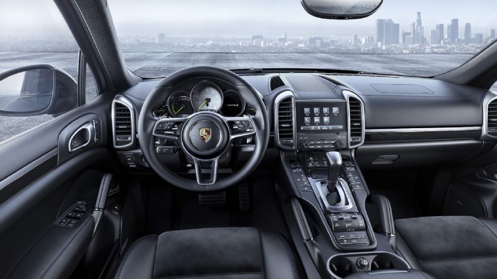 Οι επιβάτες της Porsche Cayenne Platinun Edition έχουν την ευκαιρία να διασκεδάσουν, με το ηχοσύστημα της Bose στον βασικό εξοπλισμό.