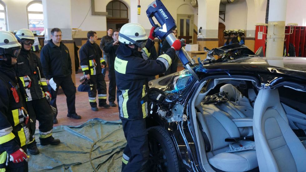 Oι πυροσβέστες χρειάζεται να εκπαιδευτούν, κόβοντας την οροφή ενός αυτοκινήτου.