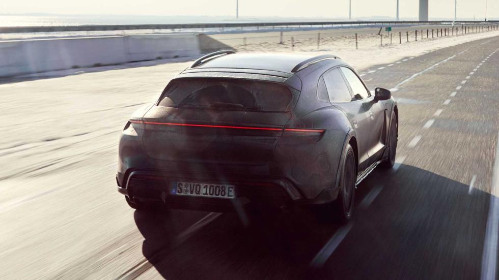 Νέες teaser εικόνες για την Porsche Taycan Cross Turismo